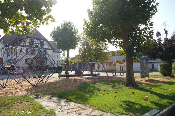 Ansicht des Schulgebäudes mit Schulhof